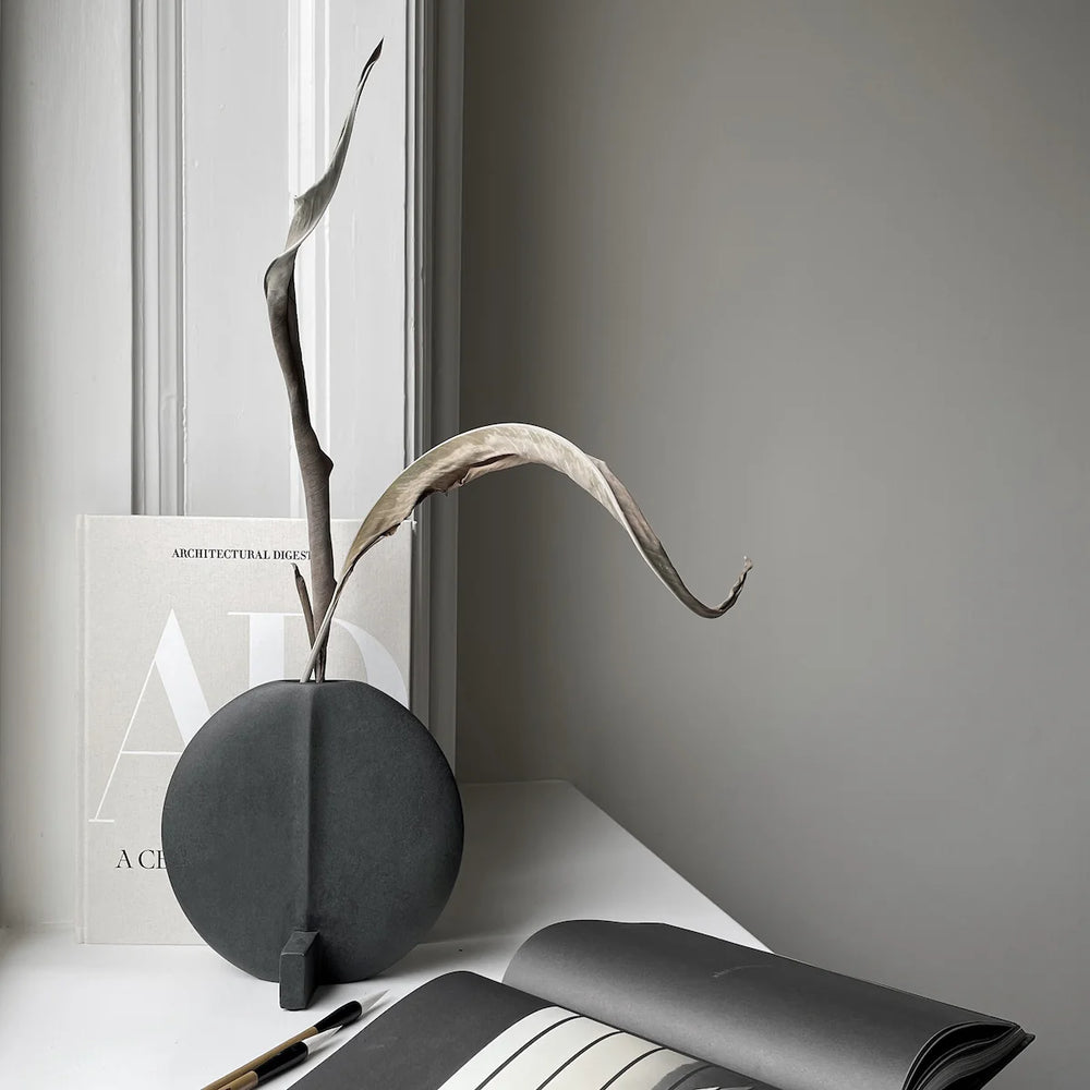 GUGGENHEIM VASE, MINI - BLACK